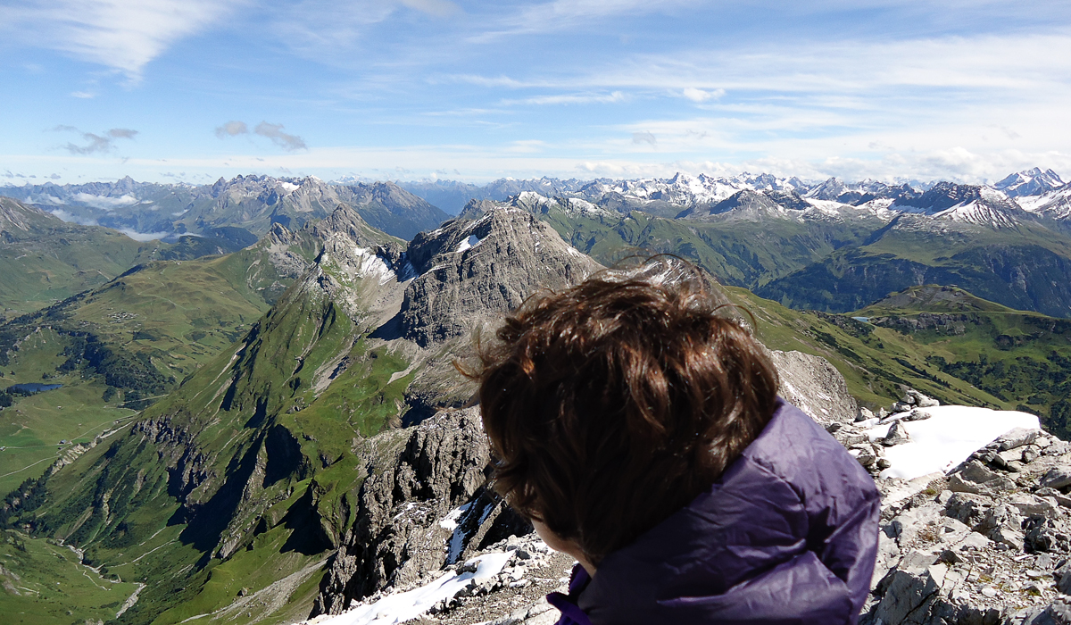 Yogalehrerin Veronika Kraler auf einer Wanderung in den Bergen, Blick auf die herrliche Bergkulisse